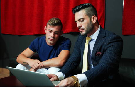 Der attraktive Andy Star und der attraktive Ricky Blue haben guten Sex