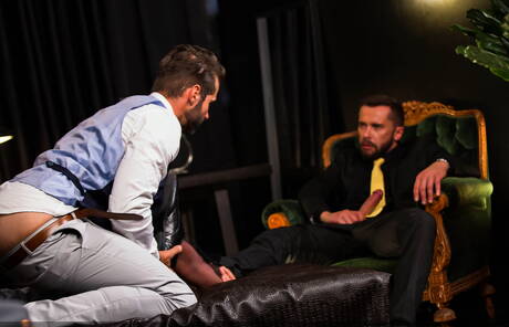 Der spanische Hot Bear Dani Robles und der norwegische Strongman Tyler Berg in einer heißen Homosexuellenszene