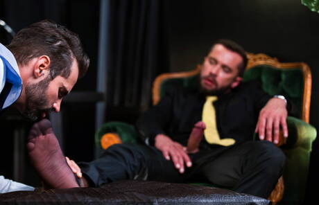 Der spanische Hot Bear Dani Robles und der norwegische Strongman Tyler Berg in einer heißen Homosexuellenszene