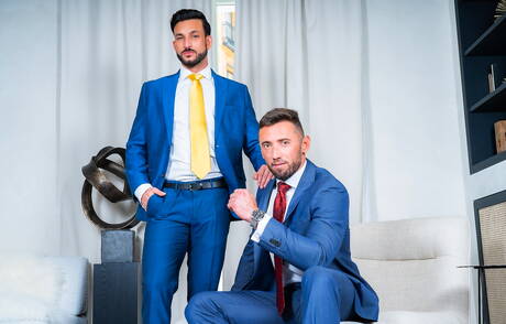 Der gut gebaute Javi Gray und der Hengst Marcos Oliveira ficken nach dem Blowjob