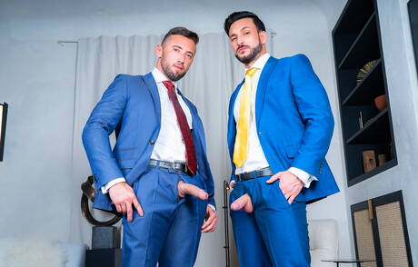 Der gut gebaute Javi Gray und der Hengst Marcos Oliveira ficken nach dem Blowjob