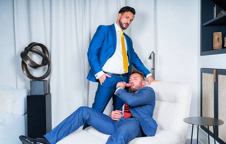 Der gut gebaute Javi Gray und der Hengst Marcos Oliveira ficken nach dem Blowjob