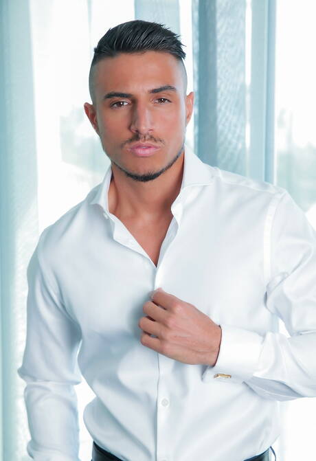 Canadian well-built Carter Dane and latin beefy Klein Kerr have anal sex