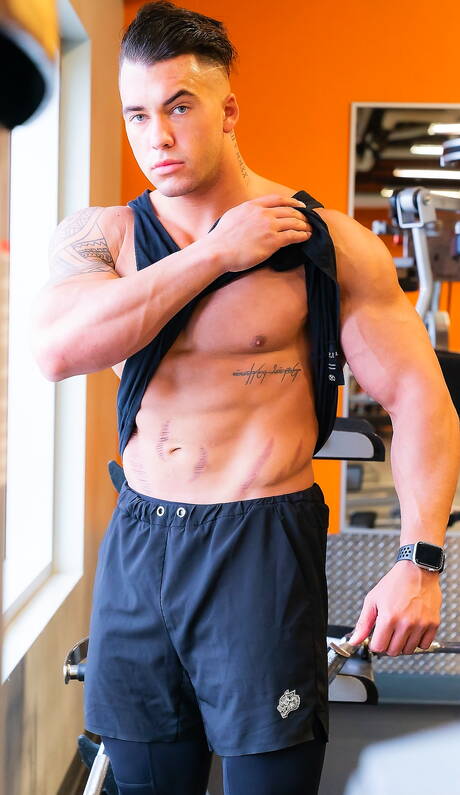 Bodybuilder Phillip? Massa get naked and showing tight butt in hot shower