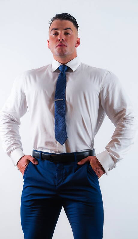 Bodybuilder Phillip? Massa get naked and showing tight butt in hot shower