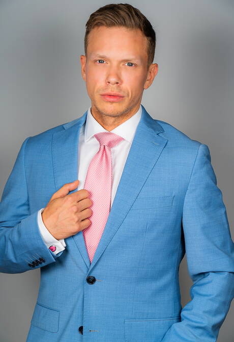 Der kanadische Schönling Ethan Chase und der portugiesische Gay-Bär Sir Peter ficken nach dem Saugen in den Arsch