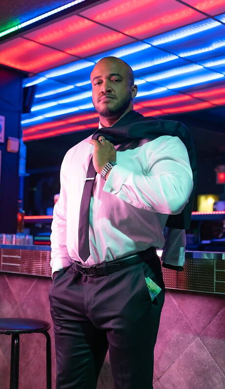 黑人肌肉男Jason Vario和加拿大身材魁梧的Skyy Knox在黑白間做愛