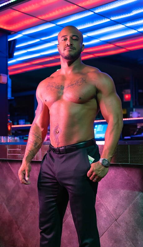 Men At Play: Ebony beefcake Jason Vario and canadian well-built Skyy Knox in black on white sex