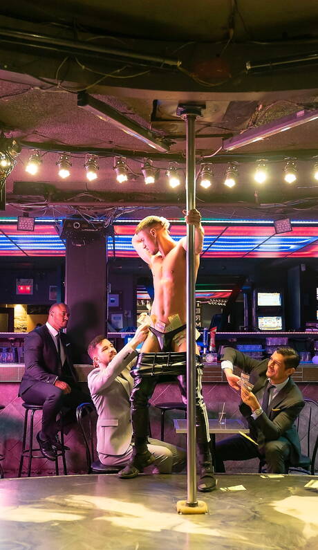 黑人肌肉男Jason Vario和加拿大身材魁梧的Skyy Knox在黑白間做愛