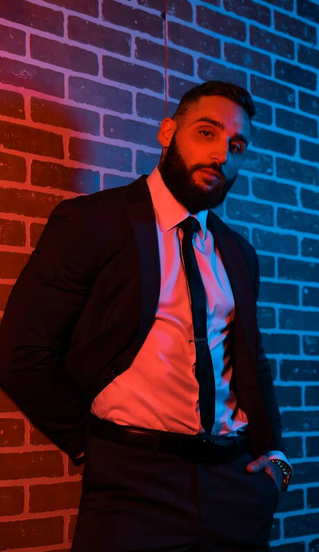 Le beau gosse latin Rocky Vallarta et le taureau canadien Tony Dangelo se sucent et se baisent