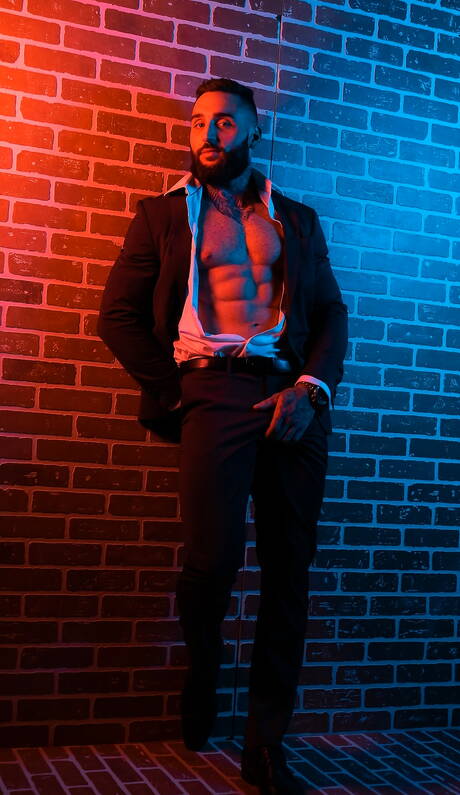 Le beau gosse latin Rocky Vallarta et le taureau canadien Tony Dangelo se sucent et se baisent