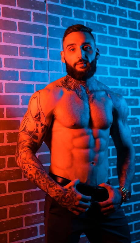 ラテン系のマッチョなロッキー・バジャルタとカナダの雄牛トニー・ダンジェロがお互いを吸ったりセックスしたりしている