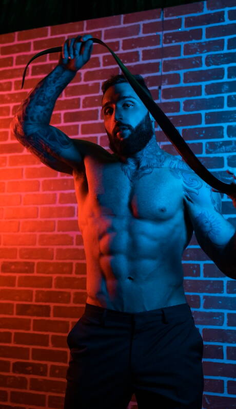 Le beau gosse latin Rocky Vallarta et le taureau canadien Tony Dangelo se sucent et se baisent