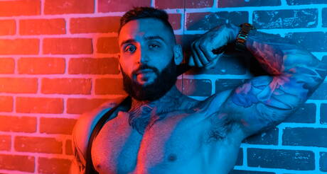 Le beau gosse latin Rocky Vallarta et le taureau canadien Tony Dangelo se sucent et se baisent