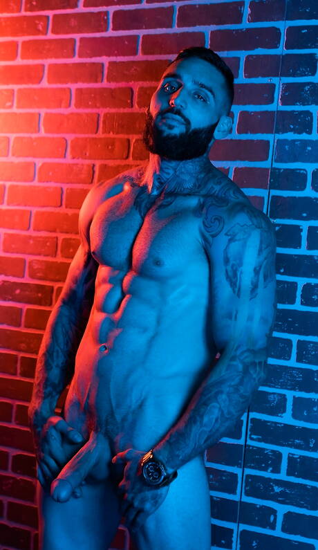 Le beau gosse latin Rocky Vallarta et le taureau canadien Tony Dangelo se sucent et se baisent