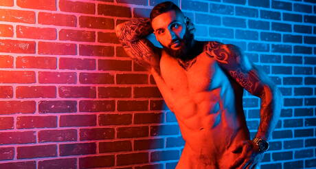 Le beau gosse latin Rocky Vallarta et le taureau canadien Tony Dangelo se sucent et se baisent