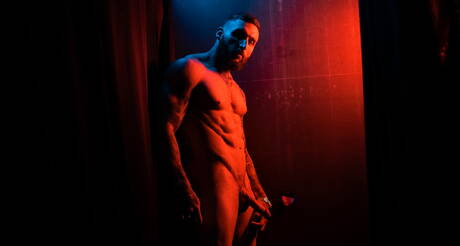 Le beau gosse latin Rocky Vallarta et le taureau canadien Tony Dangelo se sucent et se baisent