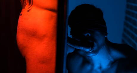 Le beau gosse latin Rocky Vallarta et le taureau canadien Tony Dangelo se sucent et se baisent