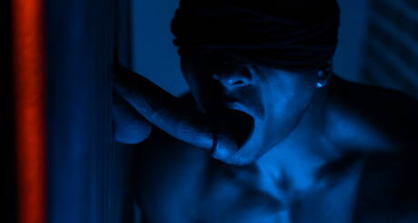 Le beau gosse latin Rocky Vallarta et le taureau canadien Tony Dangelo se sucent et se baisent