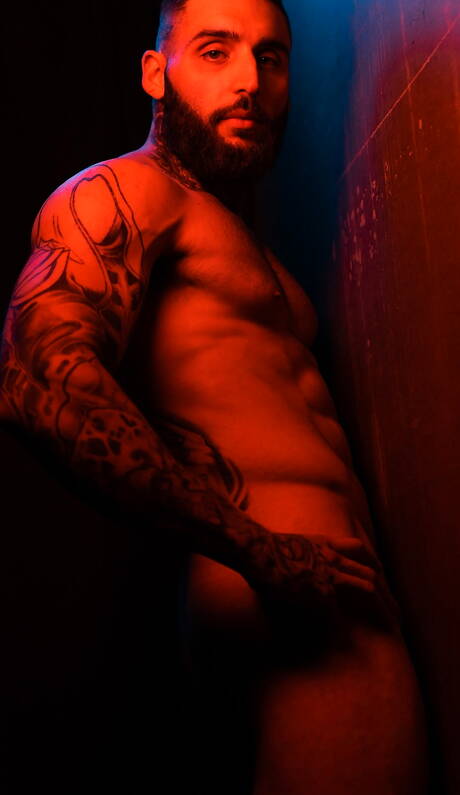 Le beau gosse latin Rocky Vallarta et le taureau canadien Tony Dangelo se sucent et se baisent