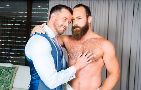 Der bullige Franky Fox und der starke Mann Logan Moore beim heißen Analsex