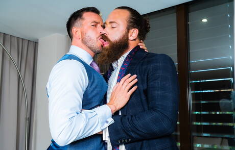 Der bullige Franky Fox und der starke Mann Logan Moore beim heißen Analsex