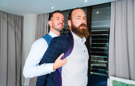 Der bullige Franky Fox und der starke Mann Logan Moore beim heißen Analsex