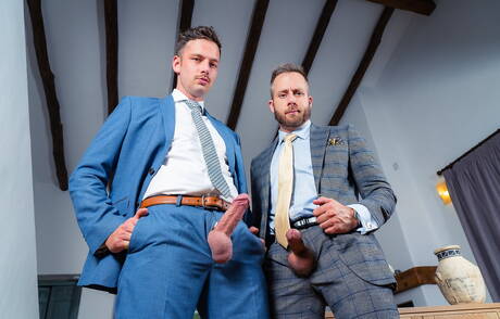 Der belgische Muskelprotz Damon Heart und der amerikanische Gay-Bär Joel Someone bei heißer Arschfick-Action mit Fisting