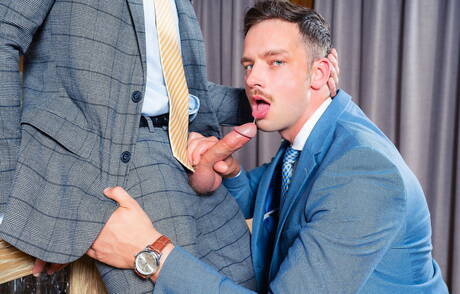 Der belgische Muskelprotz Damon Heart und der amerikanische Gay-Bär Joel Someone bei heißer Arschfick-Action mit Fisting