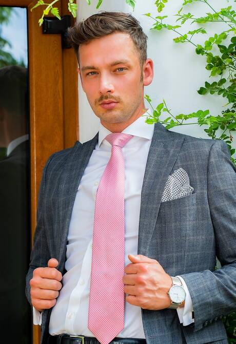 Der gutaussehende Belgier Damon Heart und der heiße portugiesische Bär Sir Peter ficken sich in den Arsch, nachdem sie am Pool gelutscht haben