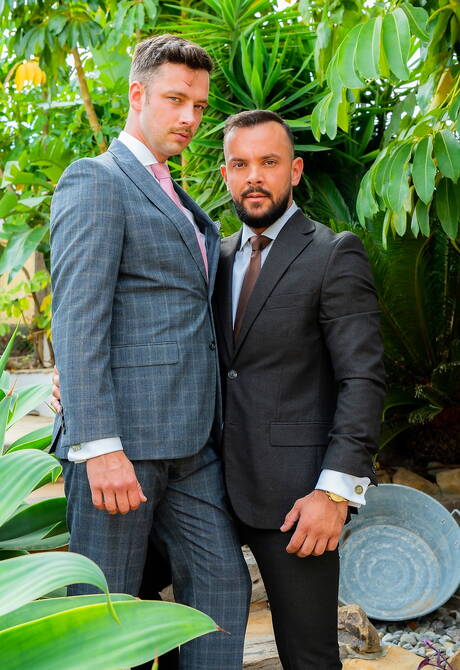 Der gutaussehende Belgier Damon Heart und der heiße portugiesische Bär Sir Peter ficken sich in den Arsch, nachdem sie am Pool gelutscht haben