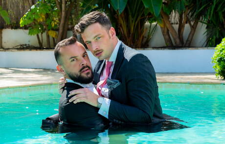 Der gutaussehende Belgier Damon Heart und der heiße portugiesische Bär Sir Peter ficken sich in den Arsch, nachdem sie am Pool gelutscht haben