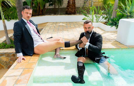 Der gutaussehende Belgier Damon Heart und der heiße portugiesische Bär Sir Peter ficken sich in den Arsch, nachdem sie am Pool gelutscht haben