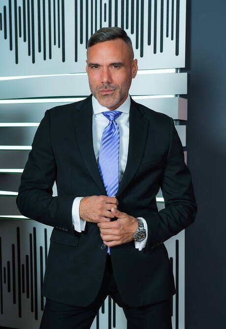 Beefy Gustavo Cruz and hunky guy Manuel Skye make a love