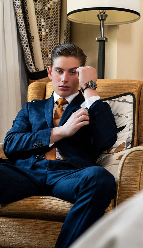 Der attraktive Reno Gold wichst seinen Schwanz