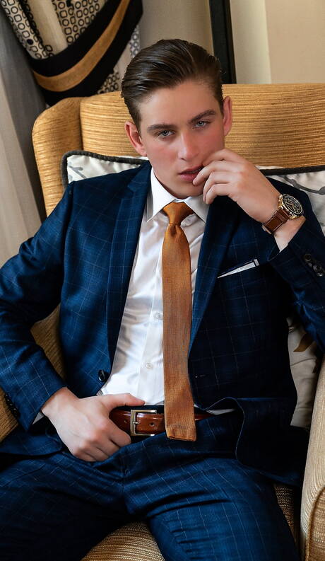 Der attraktive Reno Gold wichst seinen Schwanz