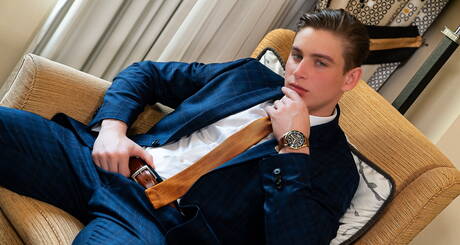 Der attraktive Reno Gold wichst seinen Schwanz