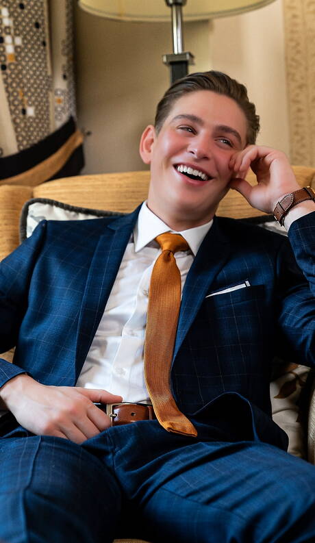 Der attraktive Reno Gold wichst seinen Schwanz