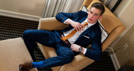 Der attraktive Reno Gold wichst seinen Schwanz