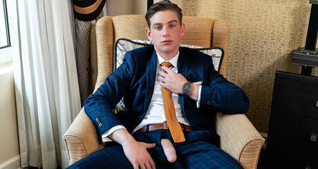 Der attraktive Reno Gold wichst seinen Schwanz