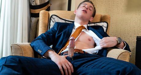 Der attraktive Reno Gold wichst seinen Schwanz