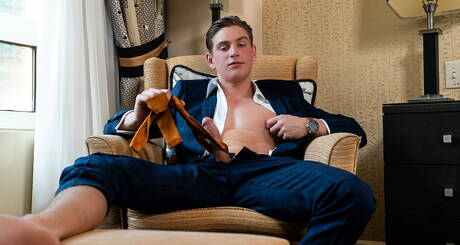 Der attraktive Reno Gold wichst seinen Schwanz