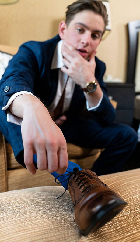 Der attraktive Reno Gold wichst seinen Schwanz