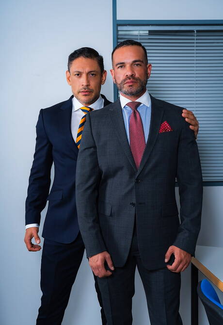 Der attraktive John Rodriguez und der schöne Kerl Nicholas Bardem haben harten Analsex