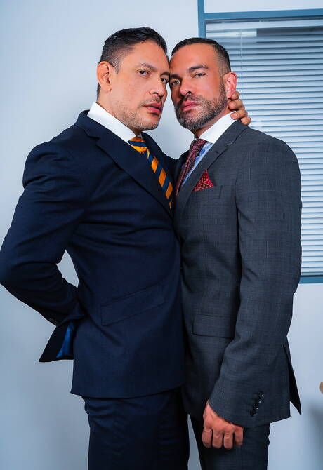 Der attraktive John Rodriguez und der schöne Kerl Nicholas Bardem haben harten Analsex