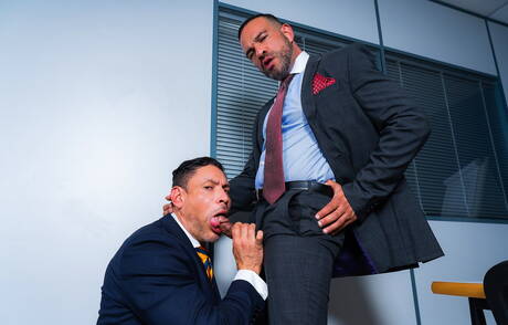 Der attraktive John Rodriguez und der schöne Kerl Nicholas Bardem haben harten Analsex