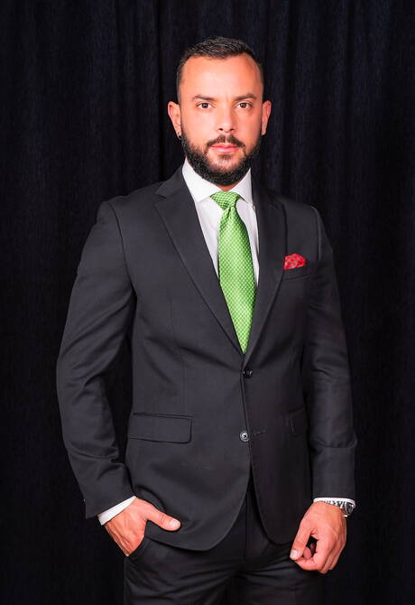 Der spanische haarige Bär Dani Robles und der portugiesische heiße Bär Sir Peter ficken nach dem Blowjob in den Arsch