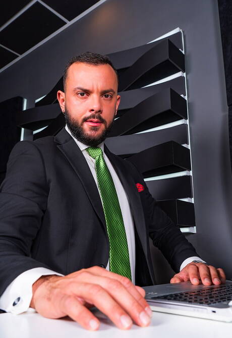 Der spanische haarige Bär Dani Robles und der portugiesische heiße Bär Sir Peter ficken nach dem Blowjob in den Arsch