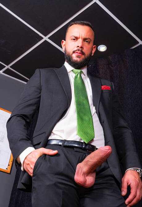 Der spanische haarige Bär Dani Robles und der portugiesische heiße Bär Sir Peter ficken nach dem Blowjob in den Arsch