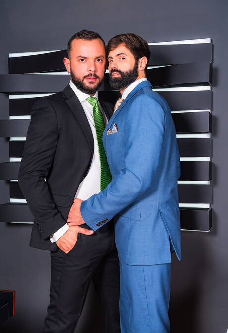 Der spanische haarige Bär Dani Robles und der portugiesische heiße Bär Sir Peter ficken nach dem Blowjob in den Arsch